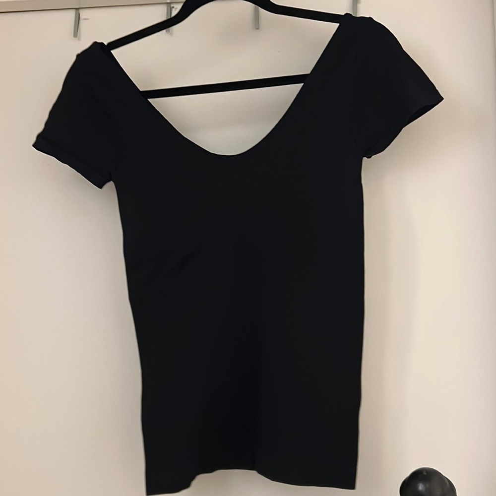 shapewear top. black.